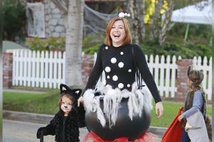 Alyson Hannigan schmückt ihr Haus zu Halloween mit "Buffy"-Requisiten