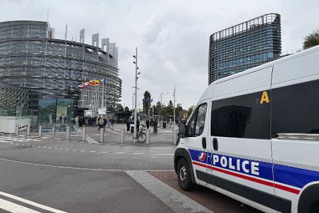 Mitglieder der ehemaligen ID-Fraktion sollen nach einem Parlamentsbericht in der vergangenen Legislaturperiode mindestens 4,3 Millionen Euro aus EU-Mitteln missbräuchlich verwendet haben.