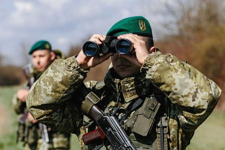 Täglich werden wehrpflichtige Männer an der Flucht aus dem Kriegsland Ukraine gehindert. (Illustration)