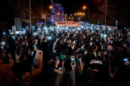 Zahlreiche Demonstranten in Madrid halten symbolisch ihre Handys hoch während einer Kundgebung gegen die Gewalt, die während der Kundgebungen im Rahmen des Bildungsstreiks ausgeübt wurde.