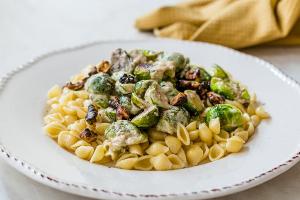 Parmesan-Pasta mit Rosenkohl und Walnüssen