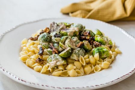 Parmesan-Pasta mit Rosenkohl und Walnüssen