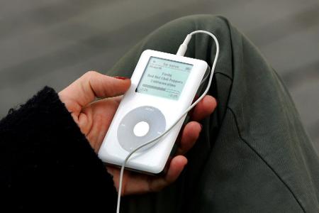 Mit 1.000 Songs auf einer Festplatte ließ der iPod ganze Musiksammlungen mitnehmen. (Archivbild)