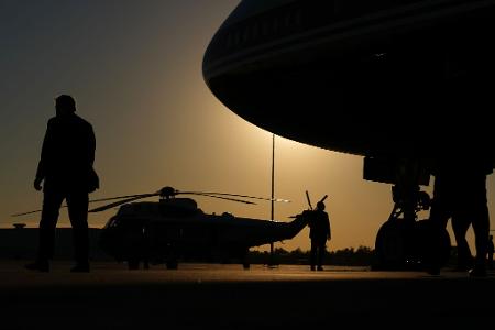 US-Präsident Donald Trump geht zum Hubschrauber.