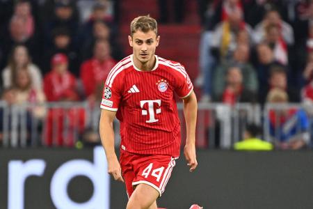 Josip Stanisic - Note: 4,5 - Hatte nach der Eze-Chance zu Beginn der zweiten Halbzeit eine wichtige Rettungstat kurz vor der Linie, war ansonsten oft ein Unsicherheitsfaktor. Hob beim 0:1 auf der ballfernen Seite das Abseits auf, der Angriff zum zweiten Arsenal-Tor lief dann komplett durch seine Zone.