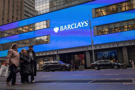 Die britische Großbank Barclays baut nach Investitionen in KI-Technologie 5000 Stellen ab. 