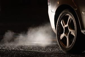 Ursprünglich war beschlossen worden: Neuwagen in der EU ab 2035 sollen im Betrieb kein klimaschädliches Kohlenstoffdioxid (CO2) mehr ausstoßen dürfen. Das soll sich ändern. (Symbolbild)