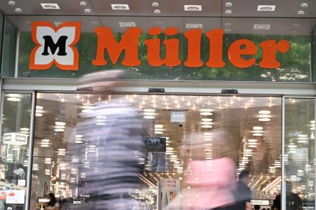 Drogeriemarktkette Müller beschäftigt rund 35.500 Menschen. (Archivbild)