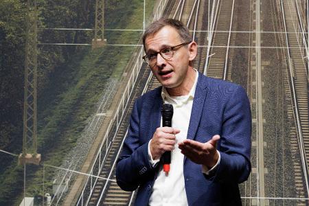 Der Chef der DB InfraGo, Philipp Nagl, hofft auf mehr Pünktlichkeit nach der Sanierung besonders heikler Strecken ab 2029. (Archivbild)