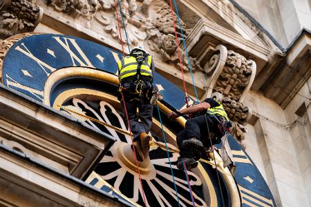 James Preston von JP Conservation und Sam Wilson, stellvertretender Bauleiter der Westminster Abbey, bei einer Begutachtung der Westtürme der Westminster Abbey im Zentrum von London.