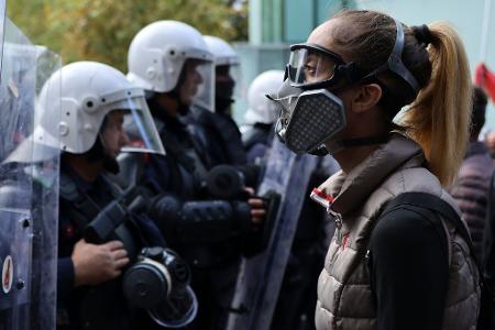 Eine Demonstrantin trägt Schutzausrüstung während einer regierungskritischen Demonstration in Tirana.