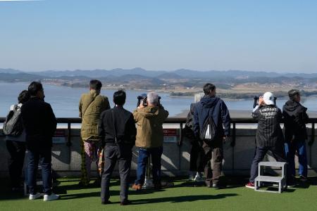 Besucher beobachten vom „Unification Observation Post“ in der Nähe der Grenze zu Nordkorea in Paju, die nordkoreanische Seite.