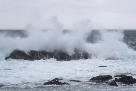 Eine hohe Welle bricht in Keelung im Norden Taiwans an Land, während sich der Taifun 
