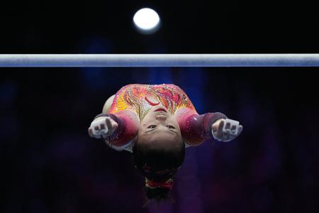 Die Chinesin Zhang Qingying am Stufenbarren.