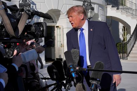 Trump behauptet, Musk habe die Starlink-Drosselung rückgängig gemacht.