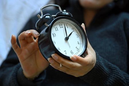 Zweimal im Jahr wird an der Uhr gedreht, im Herbst bringt dies eine Stunde mehr. (Symbolbild)