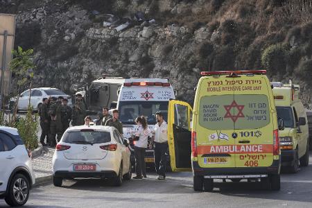 Nach einem Angriff im Westjordanland bereitet Israel eine mögliche Abriegelung des Palästinensergebietes vor.