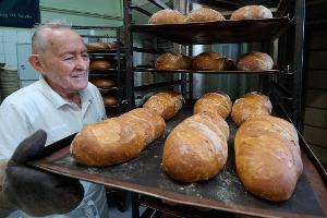 Auch mit 85 Jahren mit Leidenschaft in der Backstube: Gert Ebenrecht ist seit 65 Jahren Bäckermeister - dafür wird er von der Handwerkskammer Halle geehrt. 