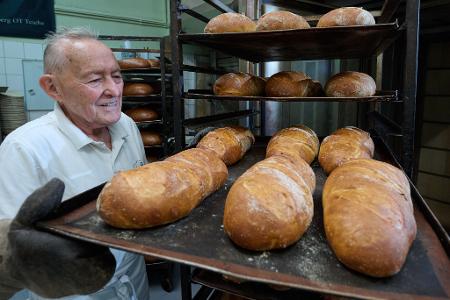 Auch mit 85 Jahren mit Leidenschaft in der Backstube: Gert Ebenrecht ist seit 65 Jahren Bäckermeister - dafür wird er von der Handwerkskammer Halle geehrt. 