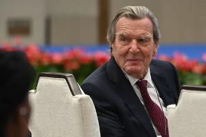 Alt-Bundeskanzler Schröder saß bei der Veranstaltung in der ersten Reihe.  
