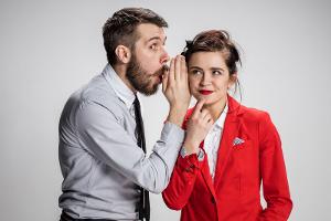 Lästern im Job: Mehr als jeder Zweite spricht regelmäßig über Kollegen oder den Chef