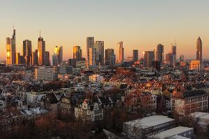 Banken-Skyline in Frankfurt: Verdi will mehr Geld für Beschäftigte privater Banken (Archivbild)
