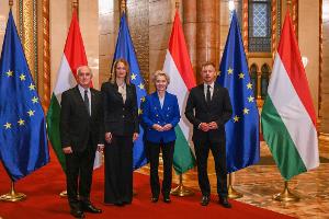 Ungarns Ministerpräsident Peter Magyar feierte den 70. Gedenktag der Revolte von 1956 mit Gästen die EU-Kommissionspräsidentin Ursula von der Leyen.