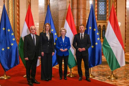 Ungarns Ministerpräsident Peter Magyar feierte den 70. Gedenktag der Revolte von 1956 mit Gästen die EU-Kommissionspräsidentin Ursula von der Leyen.