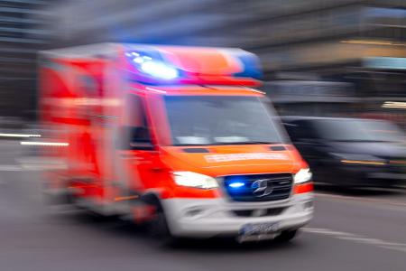 Rettungskräfte eilten vor Ort, die Einsatzstelle wurde abgesichert. (Symbolbild)