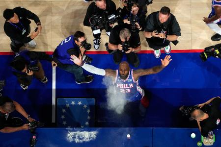  LeBron James wirft Kreide in die Luft.