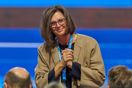 Ilse Aigner (CSU), bayerische Landtagspräsidentin, bedankt sich.