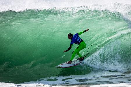 Molly Picklum aus Australien surft an der Praia dos Supertubos.