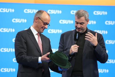 Beim letzten CSU-Parteitag bekam Merz einen Trachtenhut. Was bekommt er diesmal - außer Druck in der P-Frage?