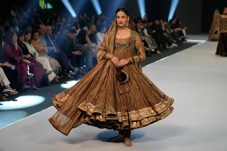 Ein Model präsentiert ein Modell des Designers Mihha.