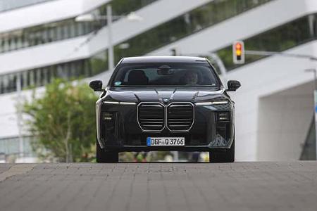 Die Frontansicht zeigt eine BMW 740 xDrive Limousine der 7er‑Reihe. Als Oberklassefahrzeug mit Allradantrieb xDrive ist die breite Fahrzeugfront mit großer Doppelniere deutlich erkennbar. Die Aufnahme entstand 2026 in einem städtischen Umfeld mit Ampelanlage und moderner Architektur.