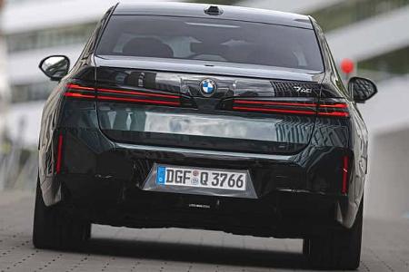Das Foto zeigt die Heckansicht eines BMW 740 xDrive, einer Oberklasse‑Limousine der 7er‑Reihe. Auffällig sind die durchgehende horizontale LED‑Lichtsignatur, die breiten Rückleuchten und der integrierte Diffusoreinsatz; der xDrive‑Allradantrieb ist modellseitig angegeben. Die Aufnahme erfolgte in städtischer Umgebung, der Dateiname weist auf den 14.09.2026 hin.