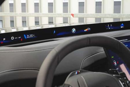 Das Foto zeigt das Cockpit des BMW 740 xDrive mit Fokus auf das breite digitale Kombiinstrument entlang der Armaturentafel sowie den zentralen Infotainment‑Bildschirm. Sichtbar sind unter anderem Fahrstufe P, 0 km/h, Navigationshinweise und eine Reichweitenanzeige von 531 km; Lederoberflächen mit Kontrastnähten prägen den Vordergrund. Die Aufnahme konzentriert sich auf die Armaturen und die Reichweitenanzeige der Luxuslimousine.
