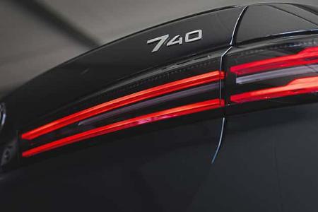 Die Aufnahme zeigt das Heck eines BMW 740 xDrive mit dem Modellschriftzug „740“. Aus der Nahperspektive sind die schmalen, horizontalen LED-Rückleuchten sowie das BMW-Emblem deutlich erkennbar; die Linien der Oberklasse-Limousine verlaufen über die Heckklappe. Der Dateiname weist die Aufnahme mit 14.09.2026 aus.
