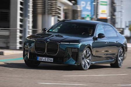 Das Foto zeigt eine BMW 740 xDrive Limousine der 7er‑Reihe. Die Luxuslimousine mit Allradantrieb xDrive trägt die markante BMW‑Doppelnierenfront, schlanke Scheinwerfer und eine gestreckte Silhouette. Die Aufnahme entstand in städtischer Umgebung während der Fahrt.