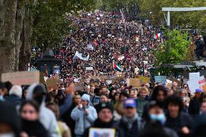 Die Proteste in Paris begannen friedlich. 