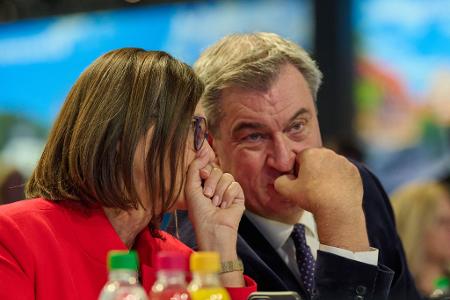 Ilse Aigner (CSU), Präsidentin des bayerischen Landtags, und Markus Söder, CSU-Vorsitzender, sitzen beim CSU-Parteitag nebeneinander und unterhalten sich.
