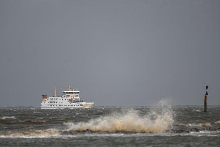 Eine Fähre der Reederei Frisia fährt bei starkem Wellengang in Richtung Norddeich.