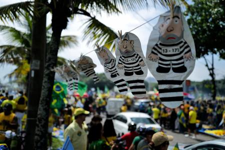 Vor der Stichwahl in Brasilien protestieren Brasilianer gegen den Präsidenten Lula da Silva.