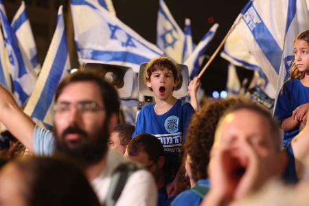Israelis demonstrieren vor der Parlamentswahl.