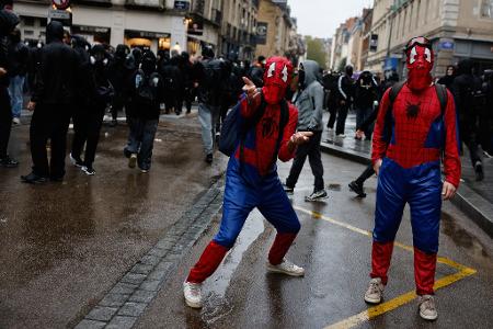 Als Spider-Man verkleidete Demonstranten protestieren in Rennes.