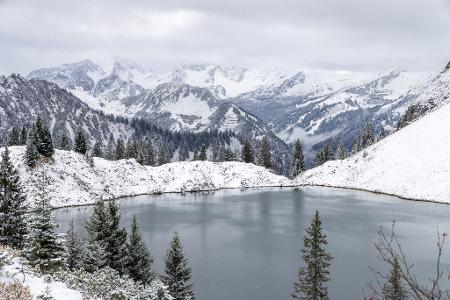 Schnee am Seealpsee.
