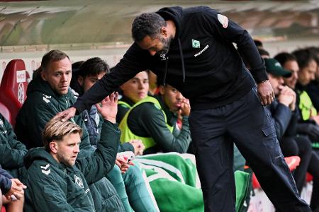 Trainer Daniel Thioune (SV Werder Bremen, r) und Niclas Füllkrug (SV Werder Bremen, l) nach dessen Auswechslung.