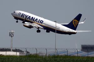 Ryanair streicht seine Basis am Hauptstadtflughafen BER erheblich zusammen. (Archivbild)