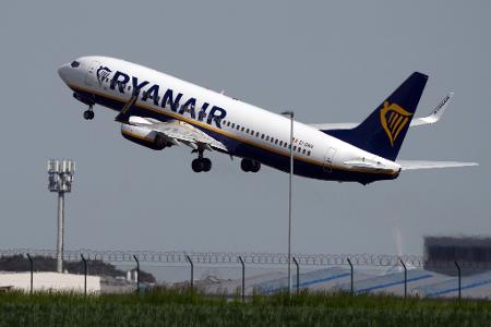 Ryanair streicht seine Basis am Hauptstadtflughafen BER erheblich zusammen. (Archivbild)