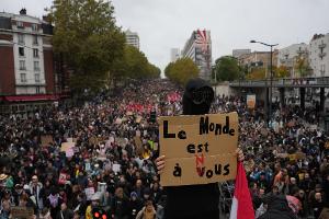 Die Proteste blieben größtenteils erst einmal friedlich. 